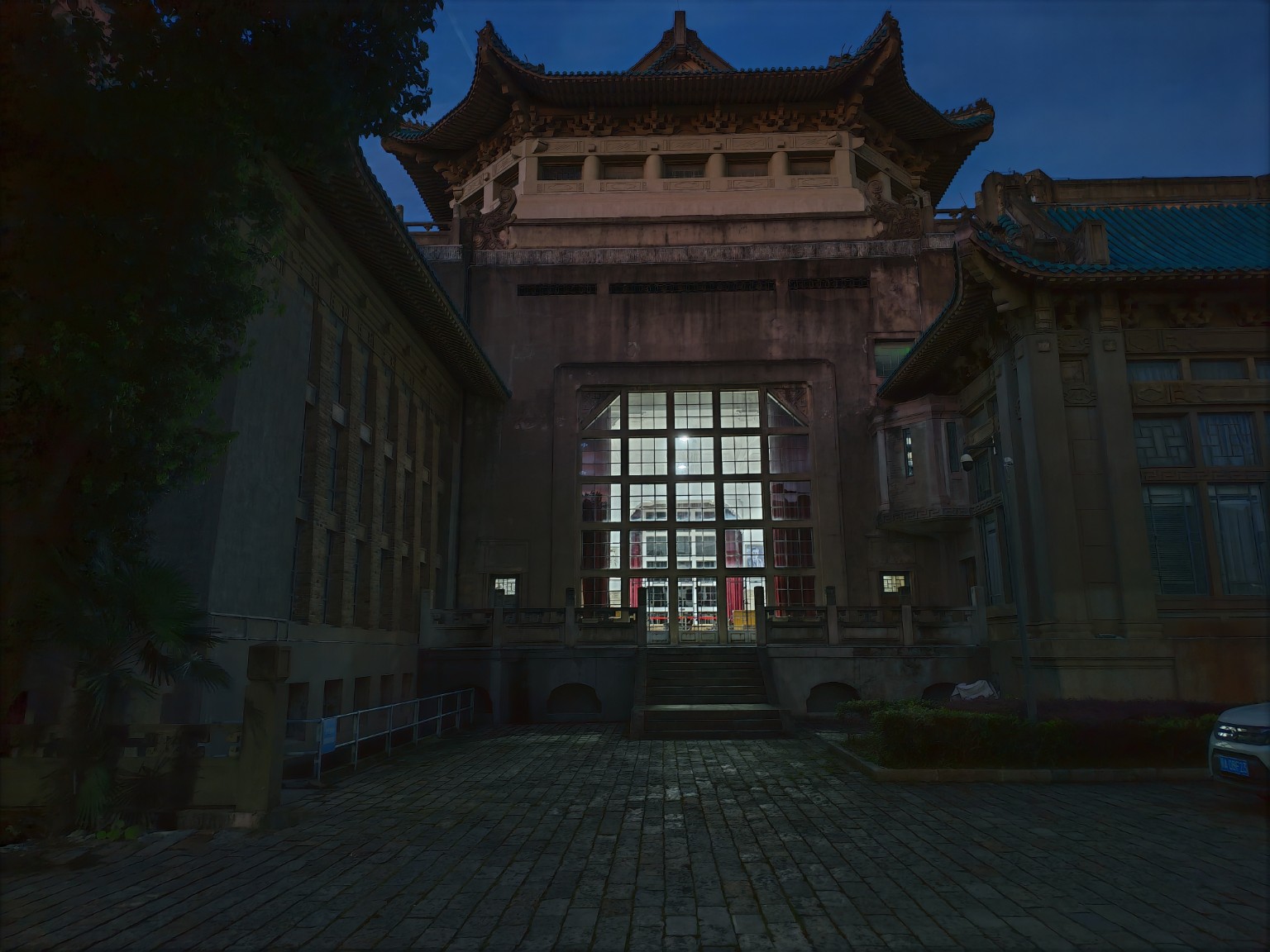 暮色中的校园建筑正面
