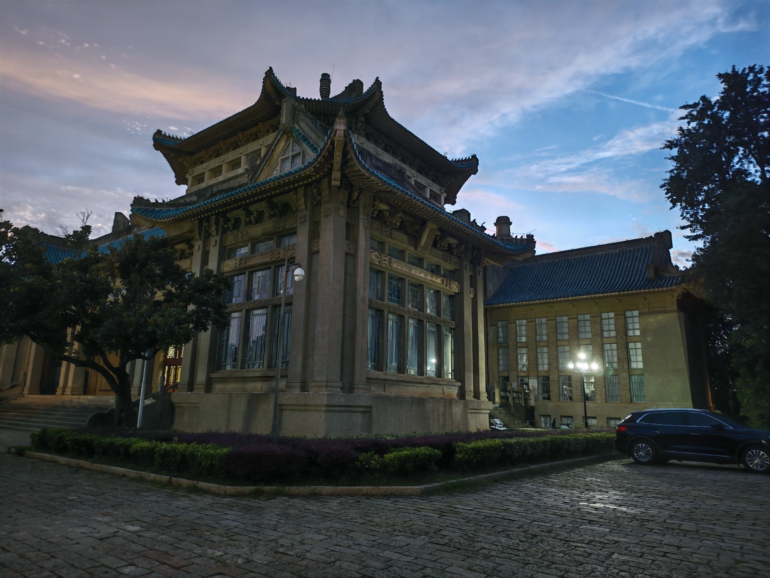 暮色中的校园建筑侧面