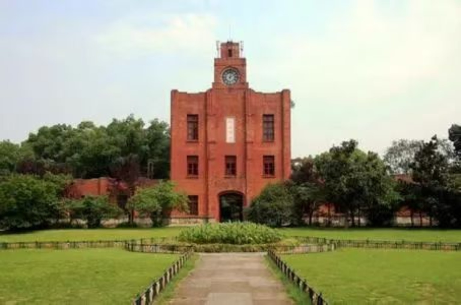 草坪尽头的红砖钟楼建筑