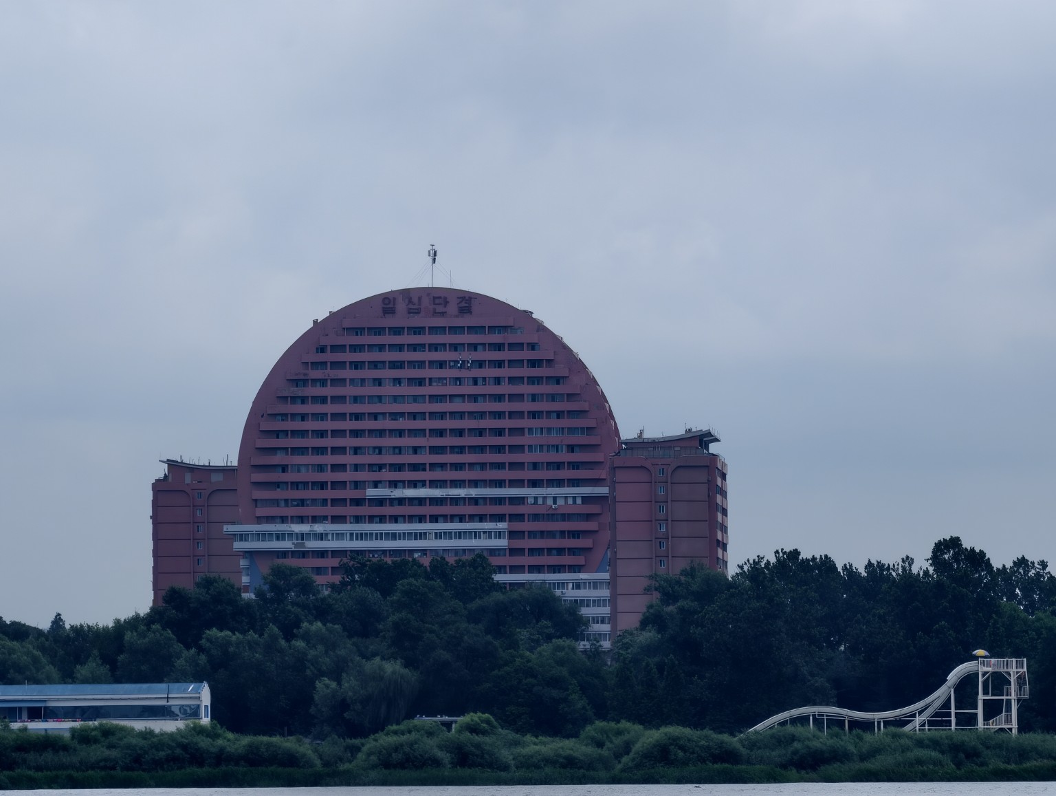 江对岸显眼的粉红色高层建筑